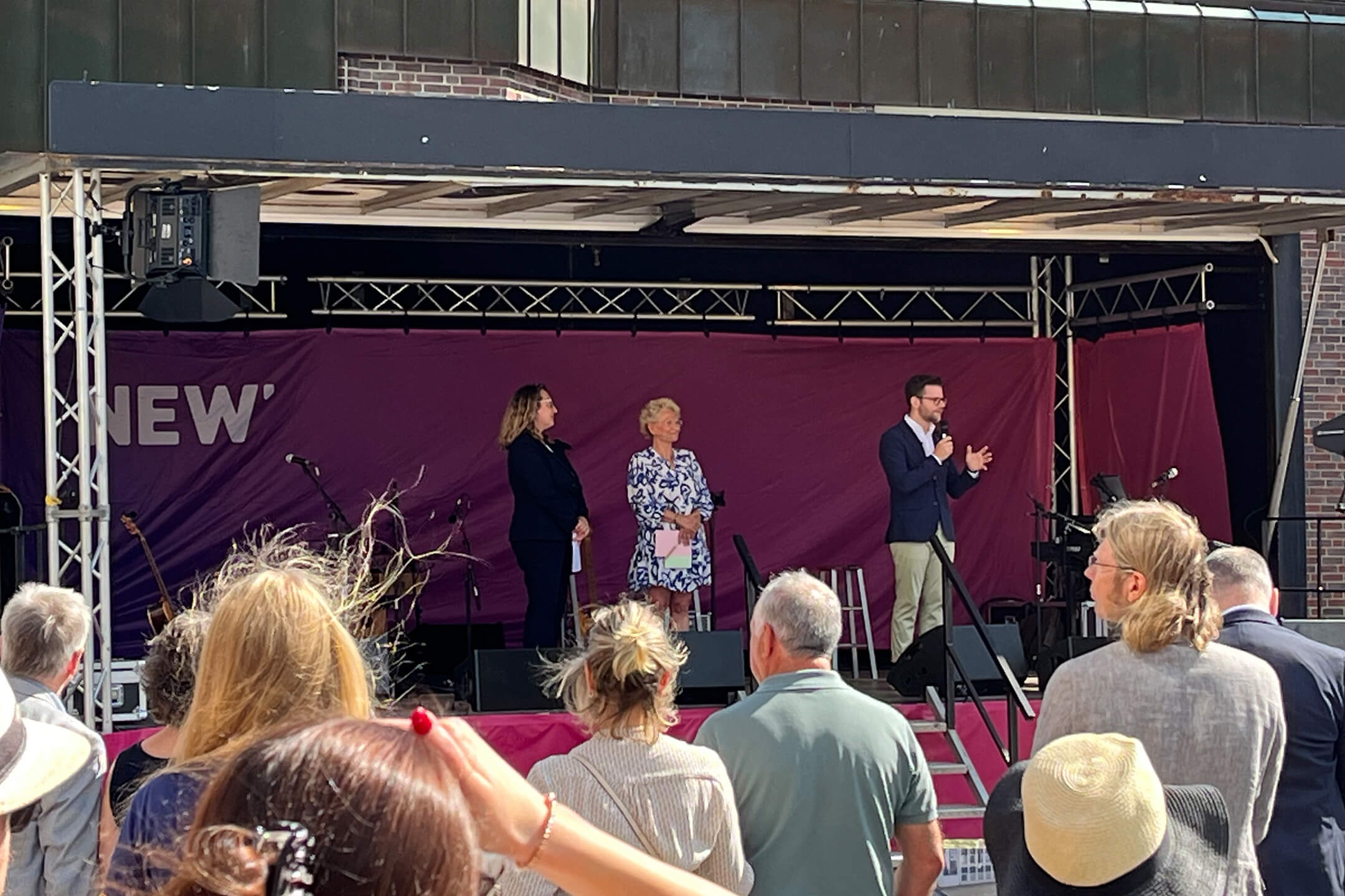 Aufnahme von der aufgebauten Bühne am Tag der Wiedereröffnung des Kapuzinerplatzes, sponsort by NEW – auf der Bühne zu sehen ist der Oberbürgermeister der Stadt Mönchengladbach, Felix Heinrichs und Frau Dezernentin Schwan-Schmitz.